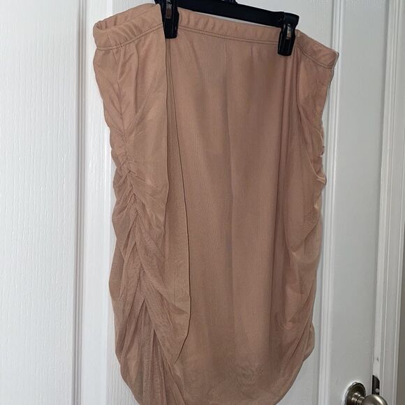 Super Cute Nude Skirt W/ Ruffles - NWT🥰 - Picture 2 of 5